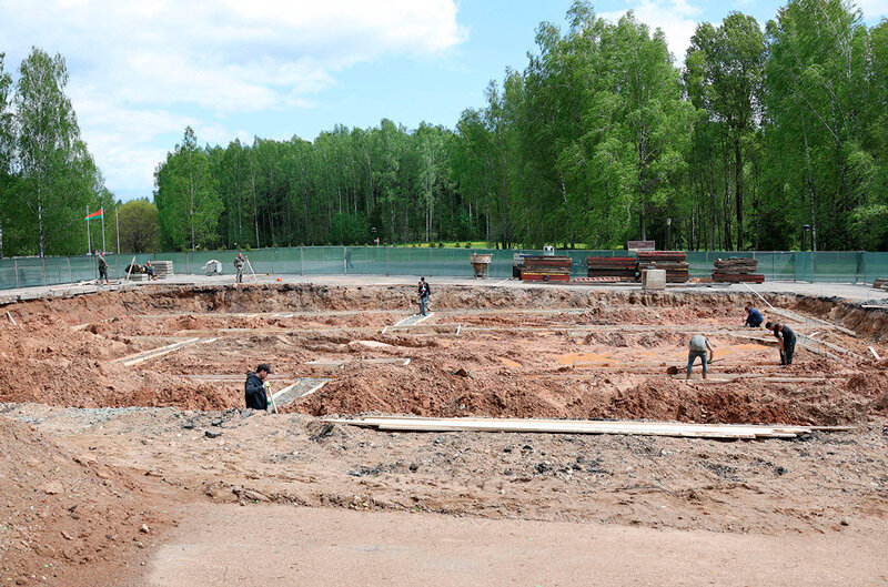 В государственном мемориальном комплексе «Хатынь» строители начали закладывать фундамент нового здания