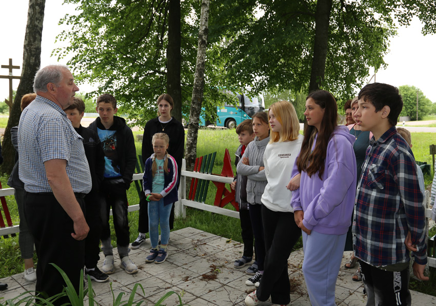 Школьники-активисты побывали на экскурсии по местам боевой и исторической памяти Круглянского района
