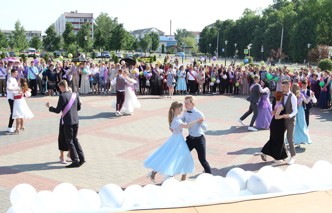 Минобразования: последний звонок и выпускные вечера в школах будут посвящены Году мира и созидания