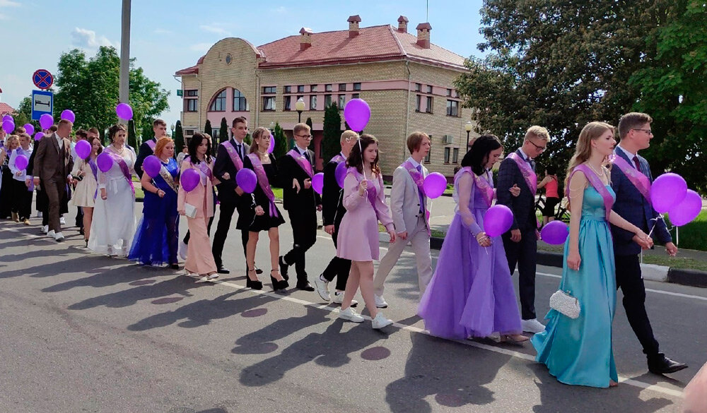 Красиво и волнительно: шествие выпускников прошло сегодня в Круглом