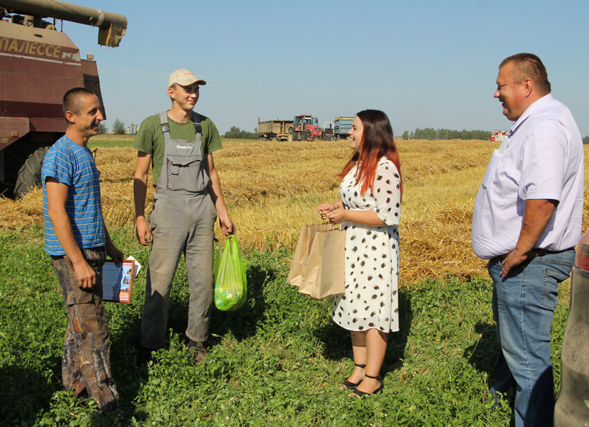 Поздравления с новыми трудовыми достижениями принимают круглянские хлеборобы