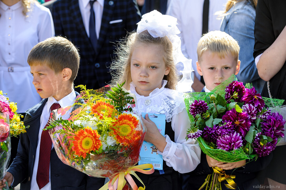 Более 225 тыс. школьников из многодетных семей получат матпомощь к учебному году