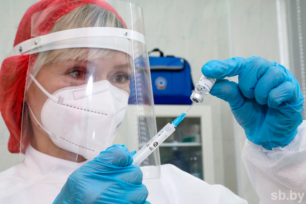 Минздрав: имеющиеся в Беларуси вакцины эффективны и против омикрон-ниндзя