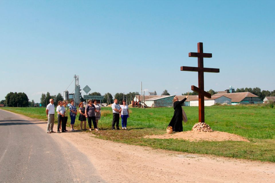 Поклонные кресты установлены в Ельковщине, Тубышках и Озёрах