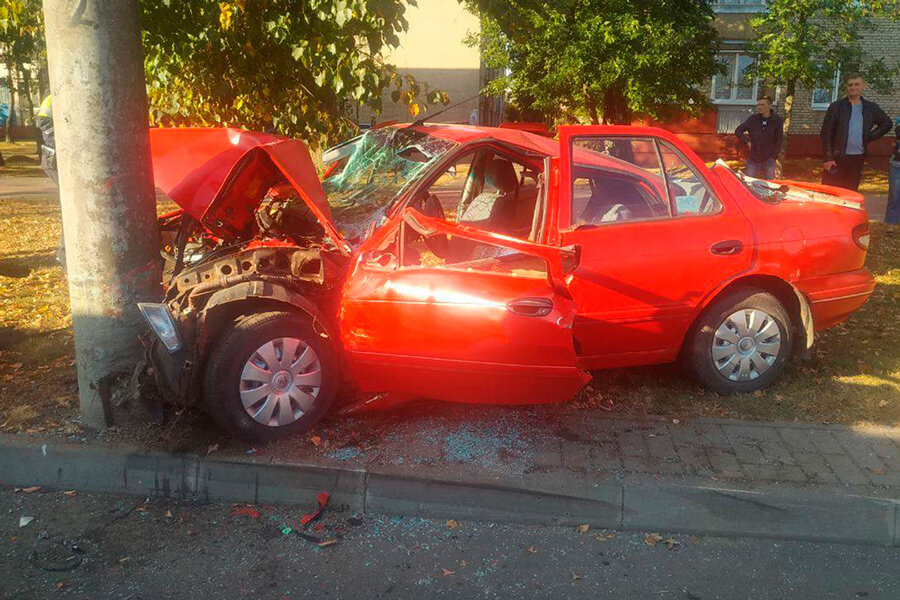 В Могилеве легковушка врезалась в столб, водитель в реанимации