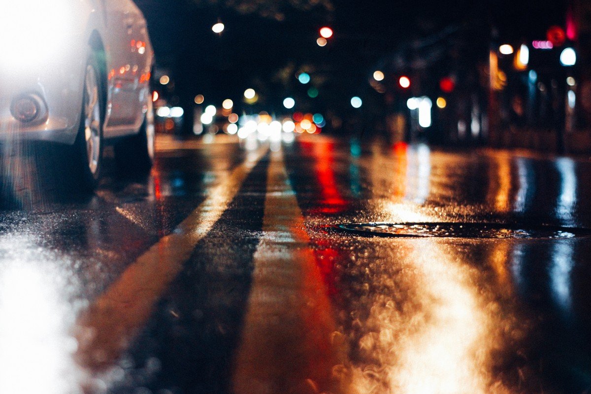 ГАИ рекомендует водителям и пешеходам быть предельно внимательными в дождливую погоду