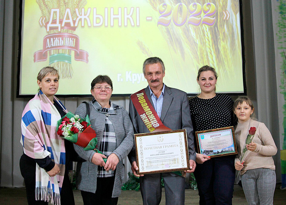 Им благодарно поле колосистое