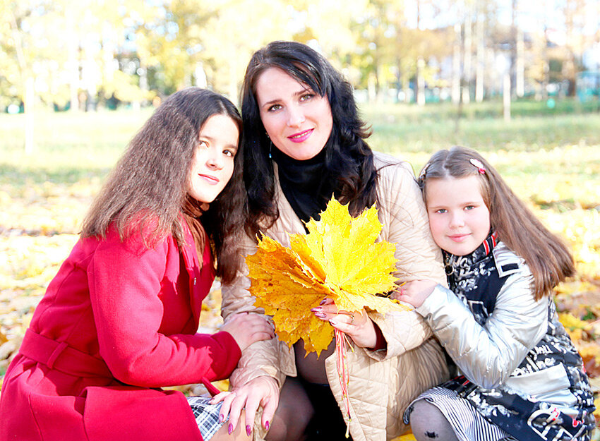 Две дочери – глаз маминых отрада