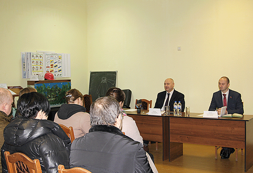 В рамках Единого дня информирования сегодня наш район посетил член областной информационно-пропагандистской группы, председатель комитета государственного имущества Могилёвского облисполкома Олег Мякинький.