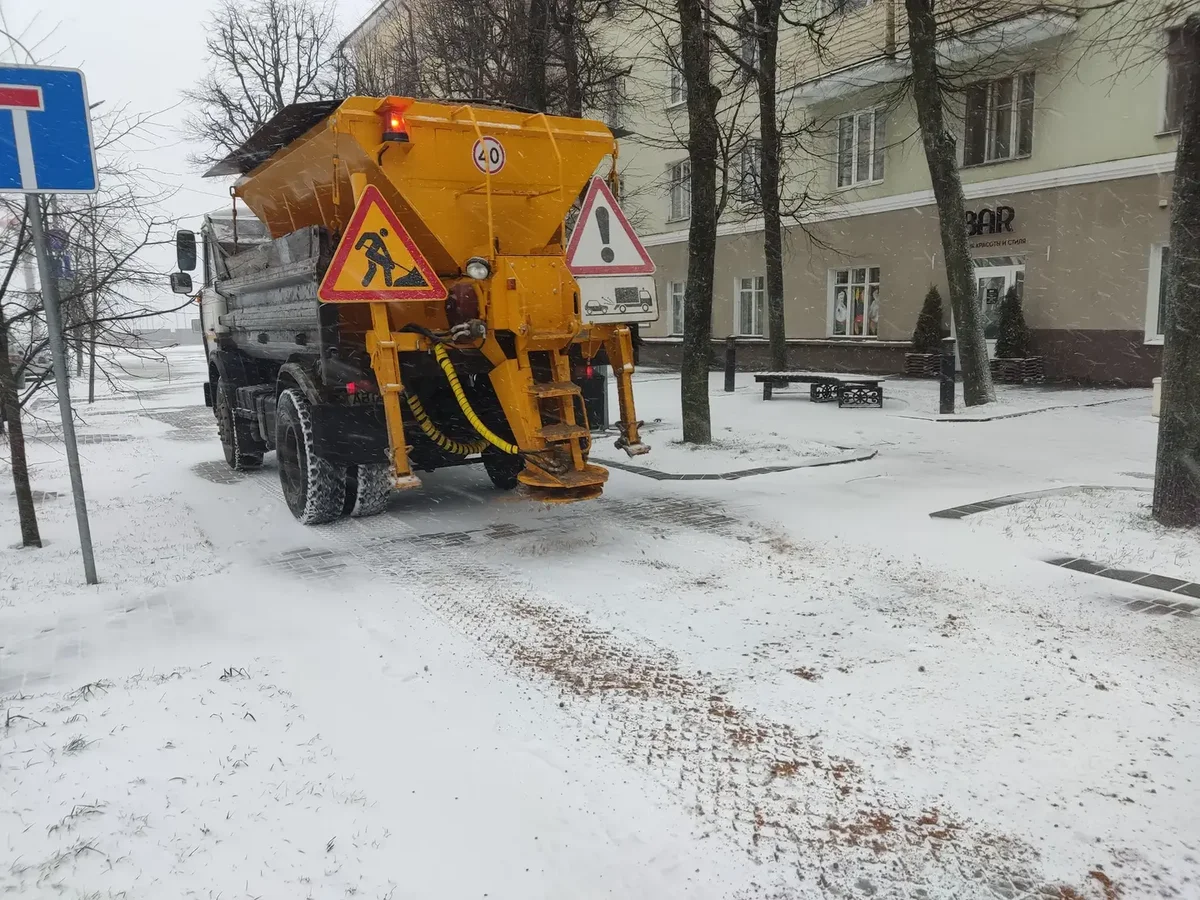 Последствия первого крупного снегопада в Могилеве устраняли более 100 единиц техники