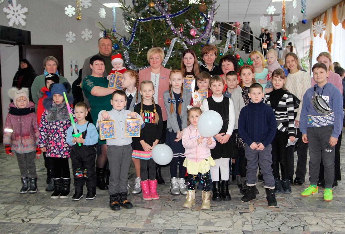 Районная благотворительная ёлка приглашала сегодня маленьких и взрослых жителей Круглянщины
