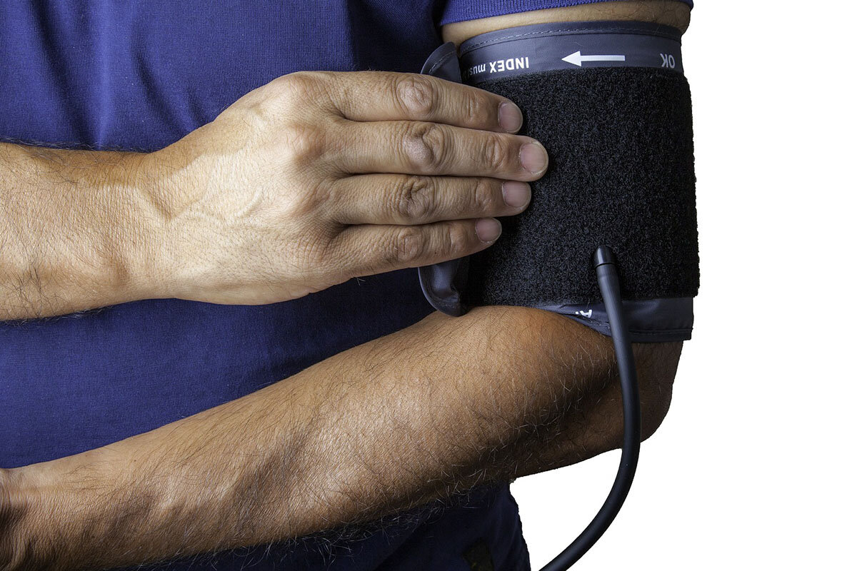 Врач напомнил основные правила измерения давления электронным тонометром