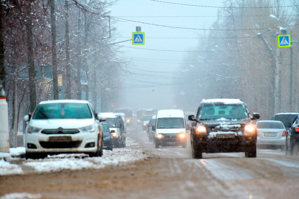 ГАИ рекомендует водителям в сложных погодных условиях избегать резких торможений и обгонов