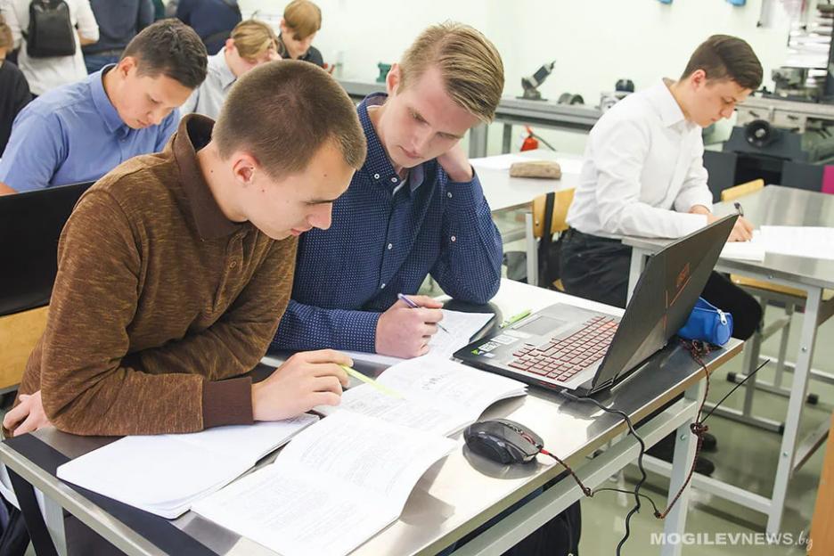 Минобразования рассказало, как изменятся цифры приема на бюджет и платную форму обучения в вузах