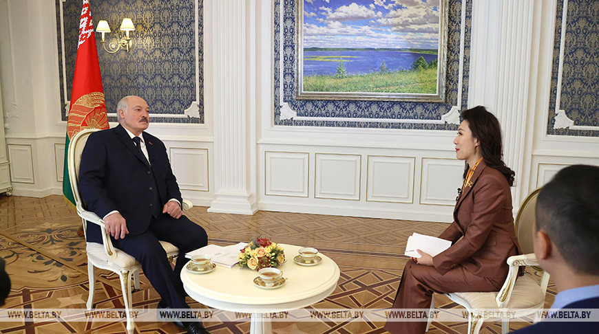 Лукашенко дает интервью СМИ Китая