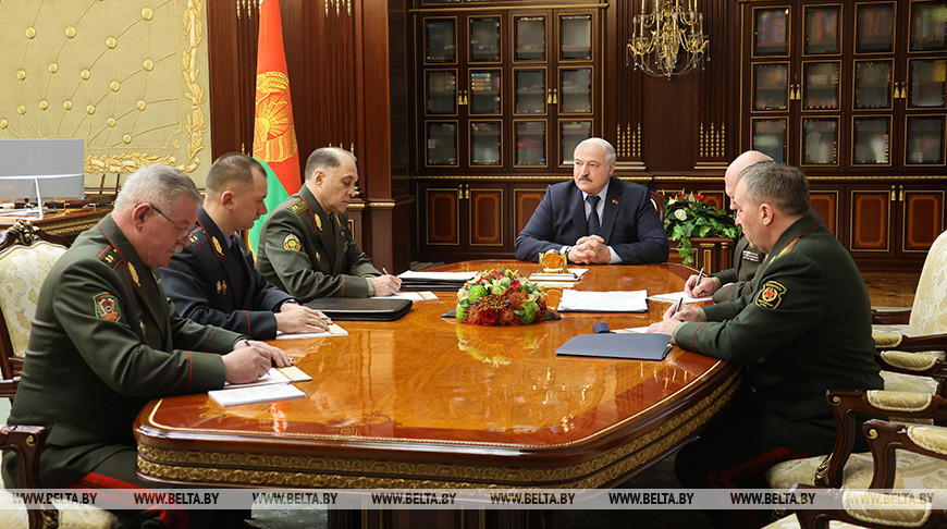 “Мы должны видеть мельчайшую агрессивность против Беларуси”. Лукашенко провел совещание с силовиками
