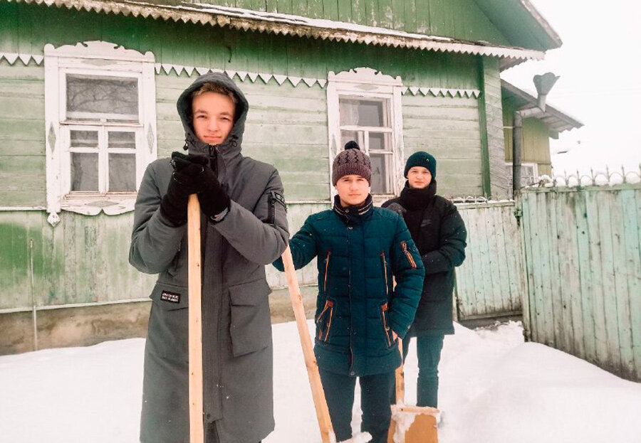 Активисты БРСМ оказали помощь в расчистке придомовой территории ветеранам труда