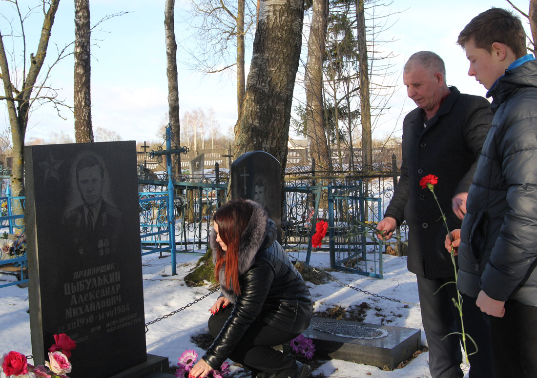 На Круглянщине живые цветы возложили к могилам погибших воинов-интернационалистов