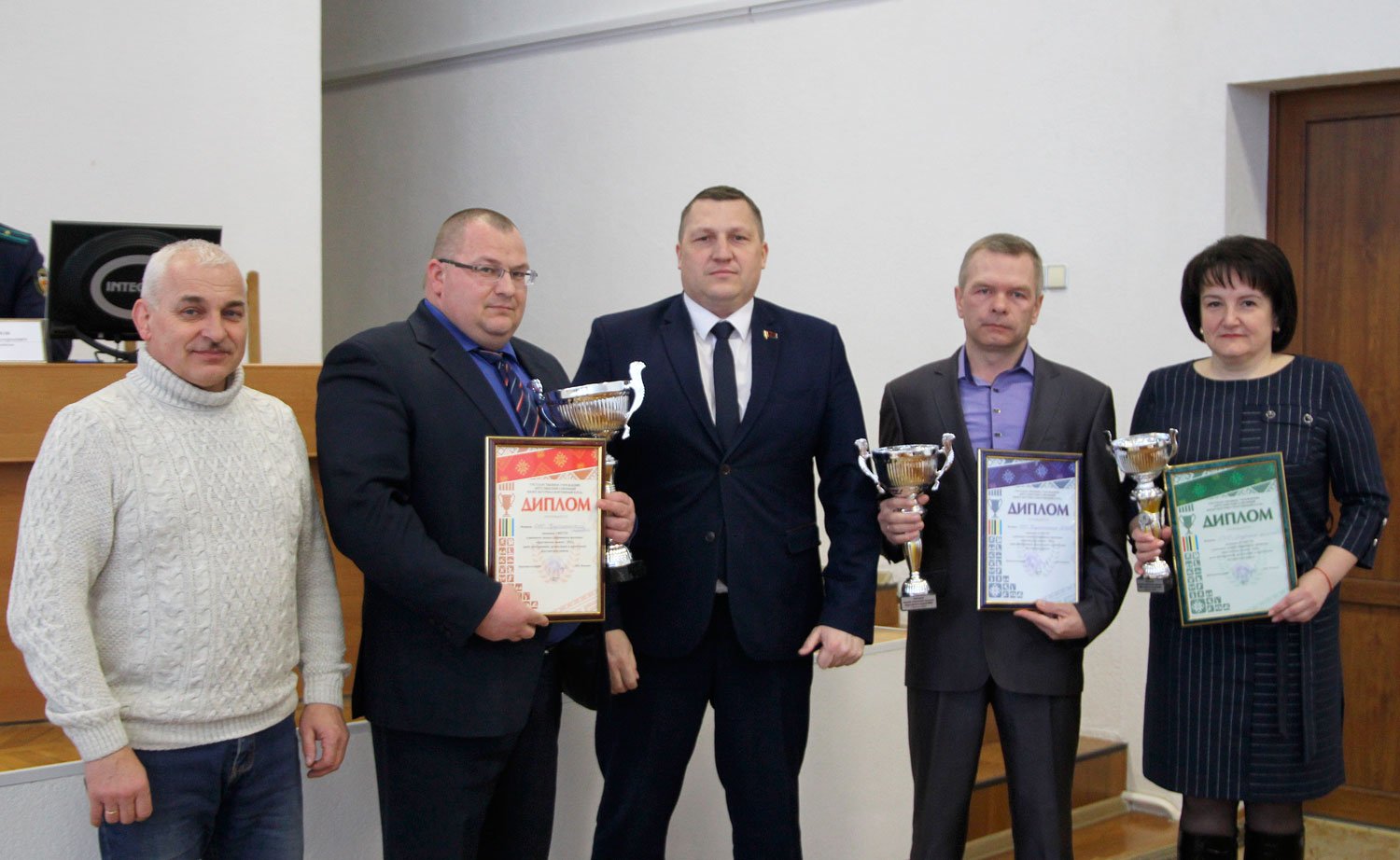 Заслуженные награды сегодня вручены призёрам командного первенства среди трудовых коллективов районного спортивного праздника «Круглянская лыжня-2023»