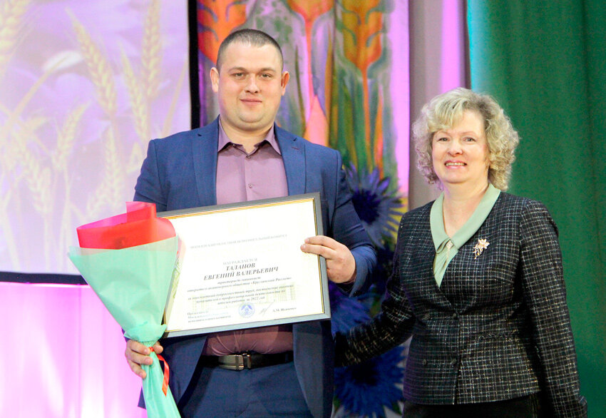 Благодарностью Могилевского облисполкома отмечен тракторист-машинист ОАО «Круглянский Рассвет» Евгений Таланов