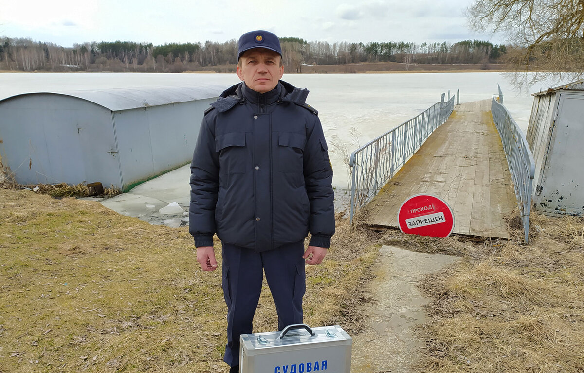 В Круглом эксперт спас человека, провалившегося под лед
