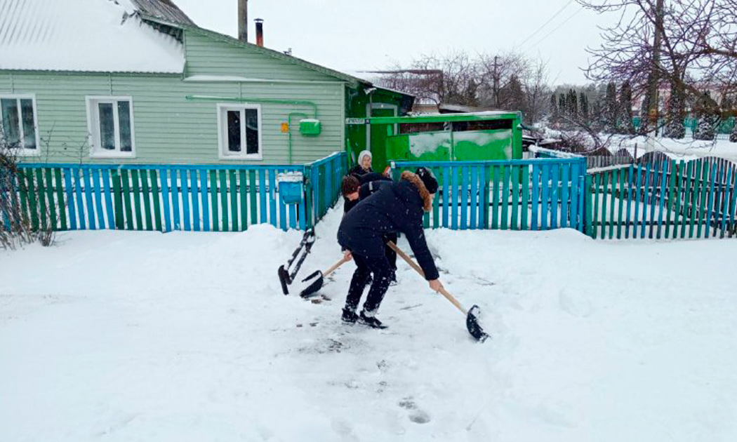 Волонтёры «Доброго сердца» помогают пенсионерам убирать снег во дворах