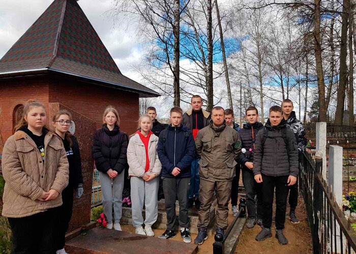 Благоустройством памятных мест занимались круглянские школьники во время весенних каникул