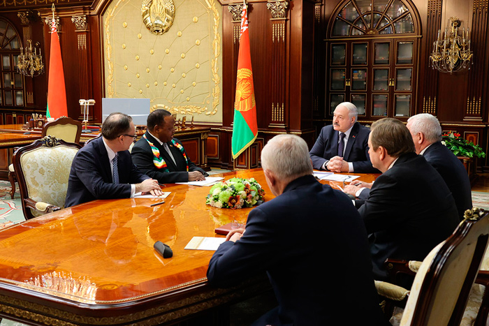 Лукашенко: Беларусь готова строго придерживаться реализации плана по сотрудничеству с Зимбабве