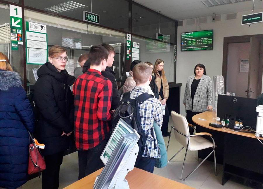 В ЦБУ №715 ОАО «АСБ Беларусбанк» провели «День с предприятием» для учащихся выпускных классов городских школ