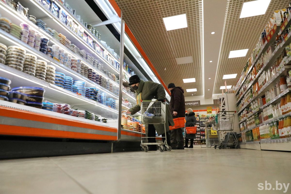 В Беларуси в феврале подешевели крупы и бобовые, парфюмерия, услуги ж/д транспорта