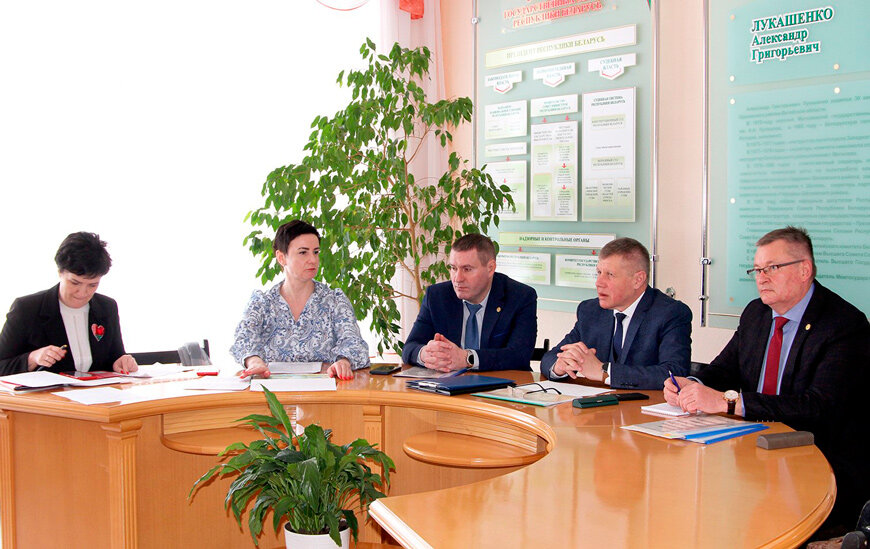 Весенний день год кормит