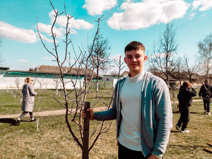 Волонтёры БРСМ преобразили яблоневый Сад Мира