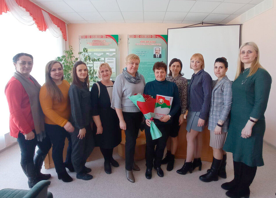 Искренние слова поздравления с красивым юбилеем принимала костюмер районного Дома культуры Светлана Крупенник