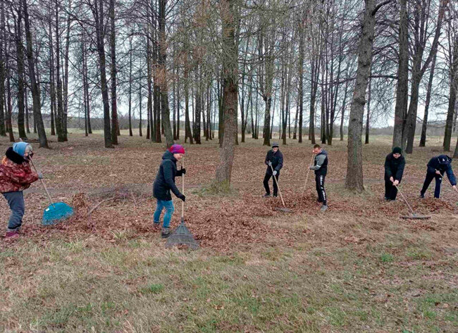 Трудовую акцию «Чистый парк» провели в ГУО «Филатовская средняя школа»