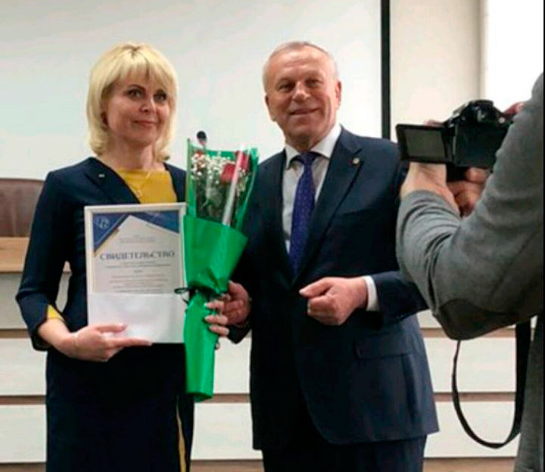 Председателю Круглянского районного объединения профсоюзов Наталье Тимоновой вручено свидетельство о занесении на областную профсоюзную Доску почета 