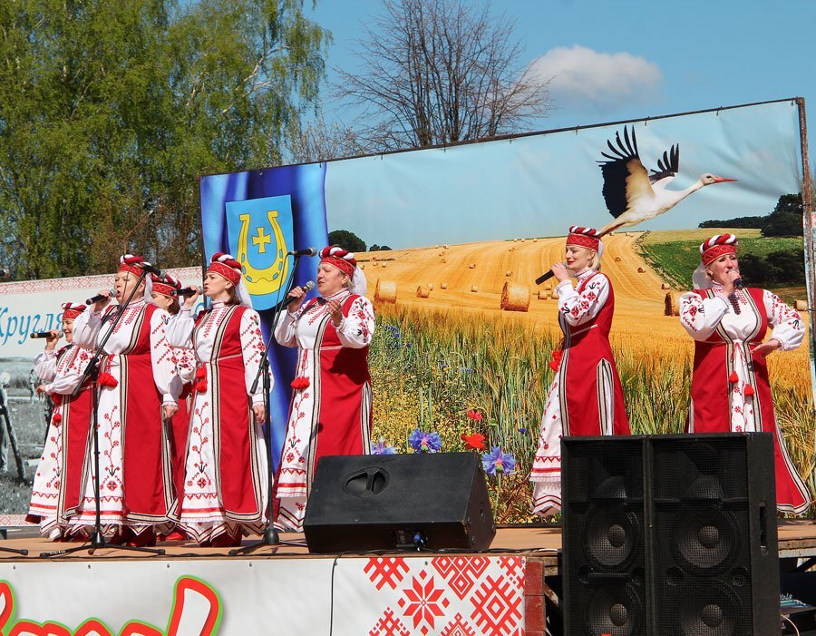 Праздничная концертная программа «Мир! Труд! Май!» дарила сегодня хорошее настроение гостям и жителям Круглянщины