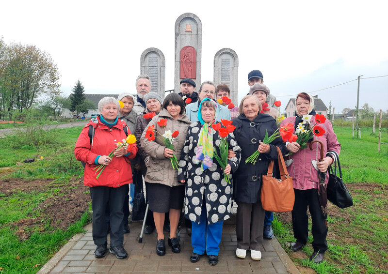 «Цветы памяти»: посещение памятника в д. Ольшаниках 