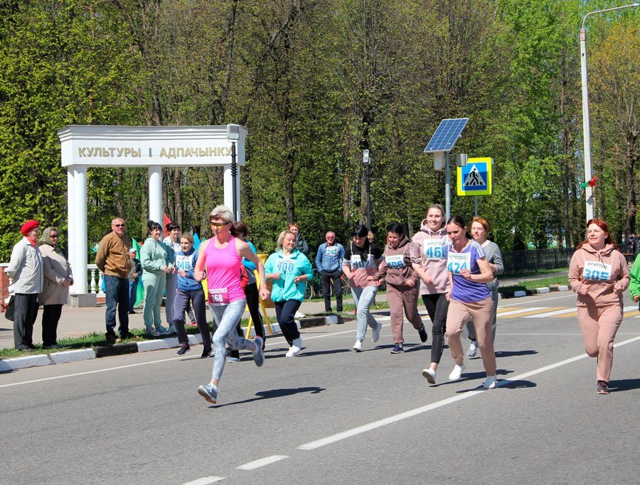 ФОТОФАКТ: Всех любителей спорта в городе Круглое сегодня приглашал районный спортивный праздник «Круглянская весна-2023».