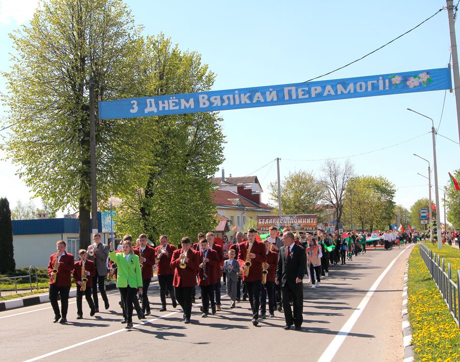 Мы помним вместе со всей страной: митинг-реквием в Круглом сменило торжественное шествие трудовых коллективов, посвящённое Дню Победы…