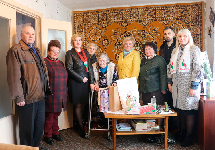 В преддверии Дня Победы поздравления с праздником продолжают получать люди, которые в годы Великой Отечественной войны вложили немало сил для приближения Великой Победы