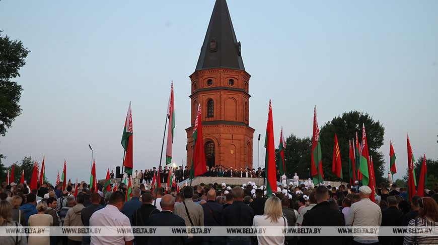 «Людей сюда приводит память»: акция «Звон скорби» на Буйничском поле собрала 5 тыс. человек