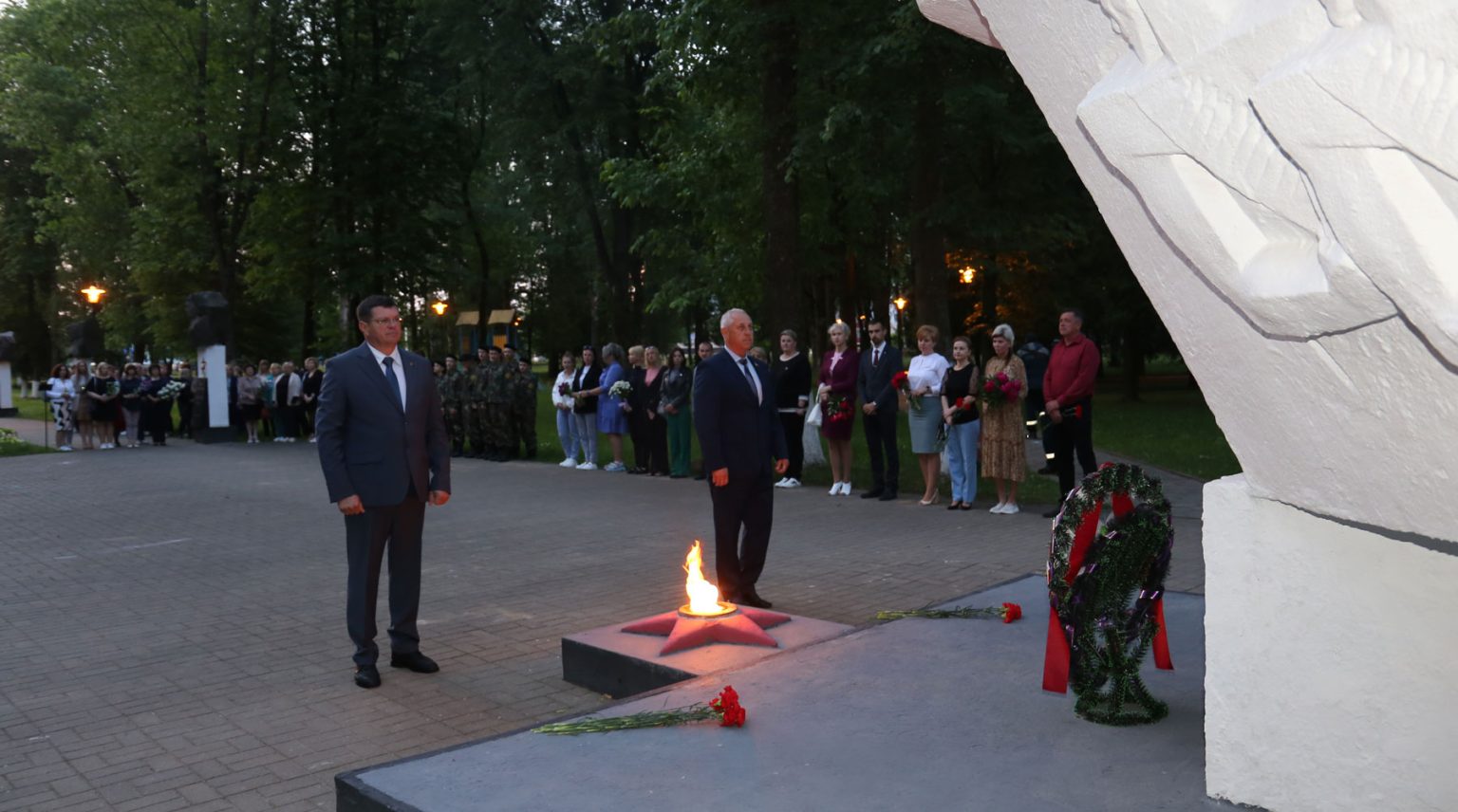 Рисунки возложение цветов к обелиску