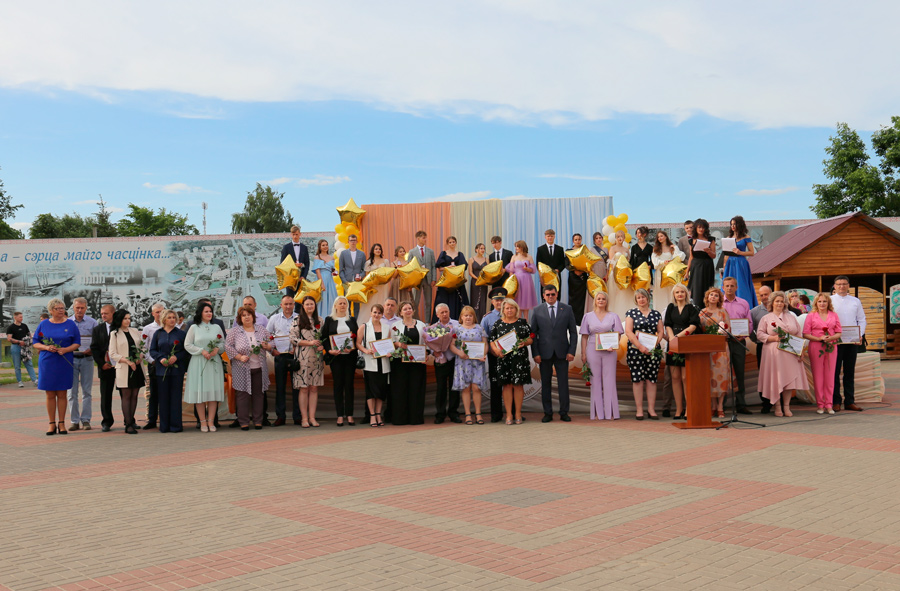 Районный выпускной праздник: торжественное мероприятие прошло сегодня в Круглом