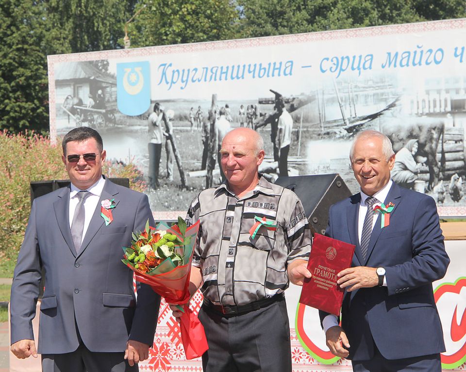 Только  результативно и  позитивно старается работать водитель погрузчика 6 разряда бюро механизации филиала КУП «Могилевоблдорстрой»  ДРСУ №214  Владимир Мазок