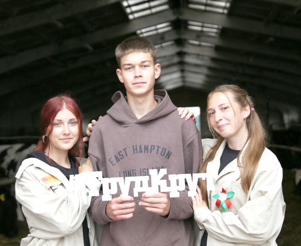 Прямо сейчас в ОАО «Круглянский Рассвет» трудятся ребята из студотряда «Рассвет» имени Героя Советского Союза Г.В. Гришина.