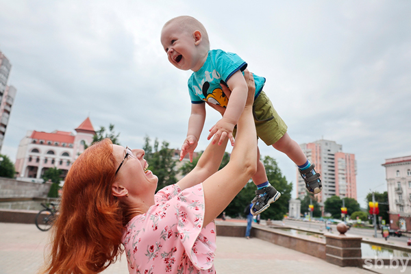 Пособия по уходу за ребенком в возрасте до трех лет увеличатся с 1 августа