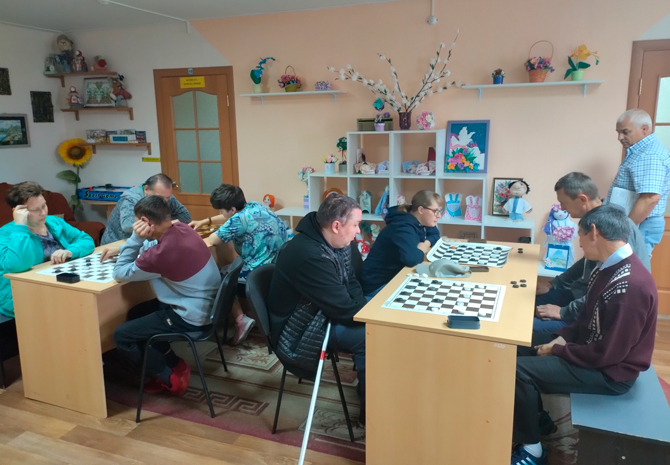 В Круглом прошел открытый турнир по русским шашкам среди людей с инвалидностью