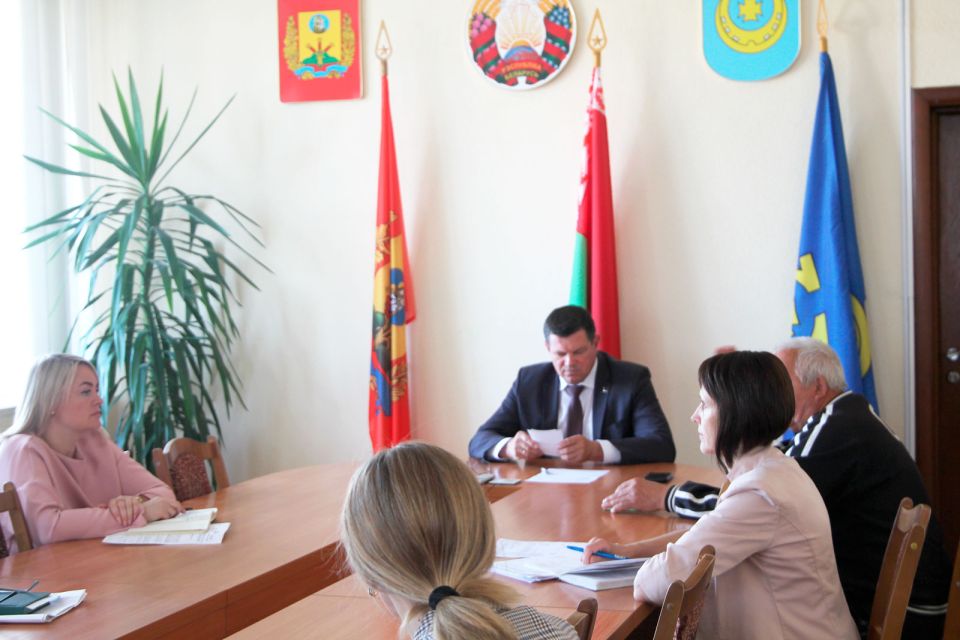 Выслушать и оказать содействие: очередной приём граждан проводит сегодня председатель Круглянского райисполкома Сергей ЕРМОЛИЦКИЙ