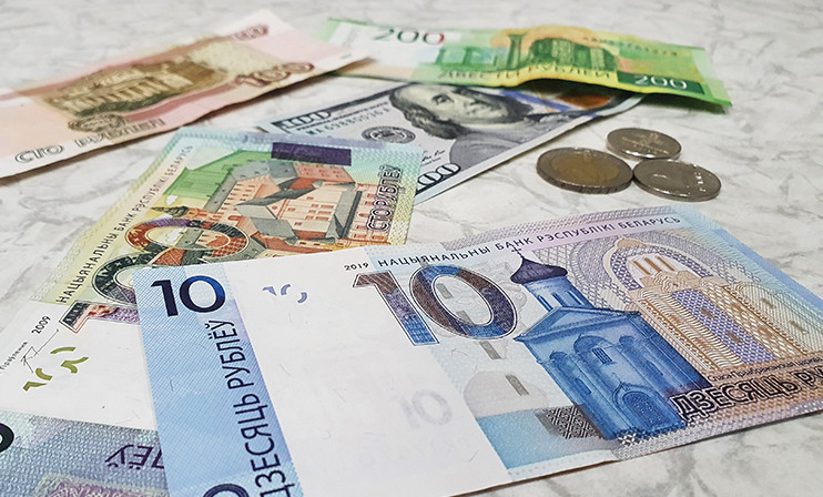 Белорусский рубль на торгах 10 августа ослаб к основным валютам