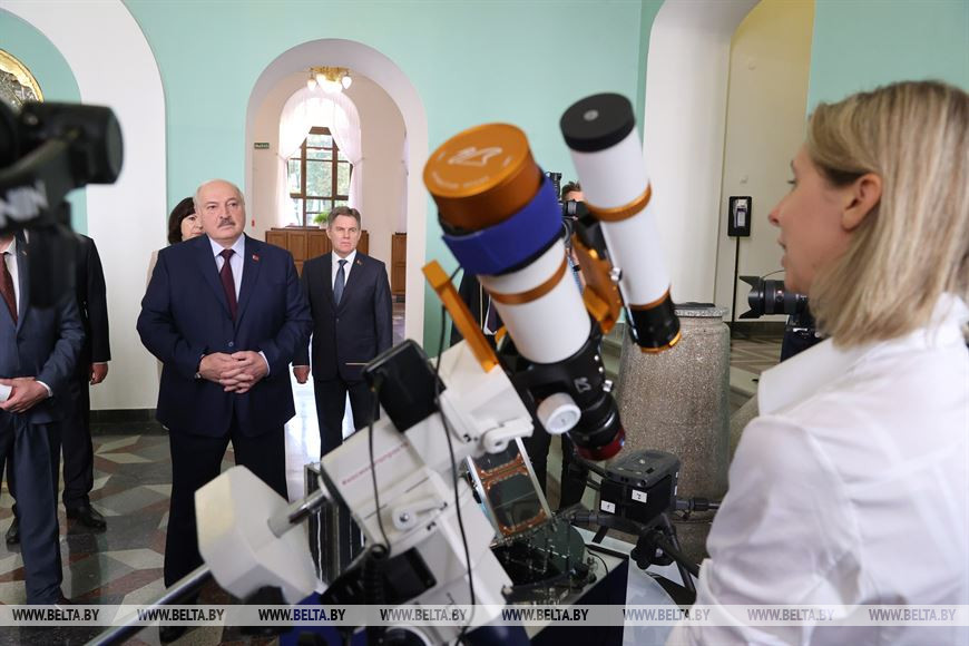 «Вам не надо останавливаться». Лукашенко ознакомился с научными разработками БГУ